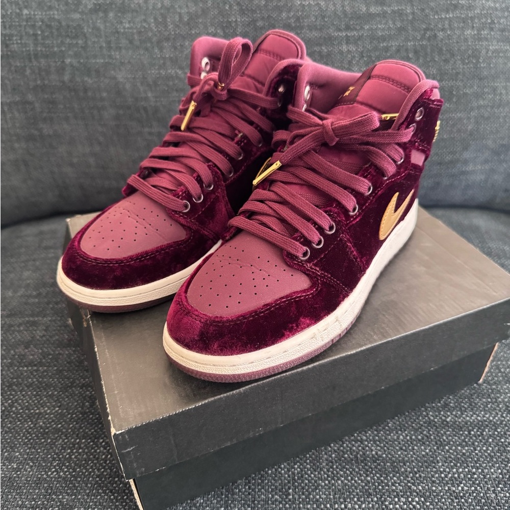Jordan retro 1 Velvet size 4Y
